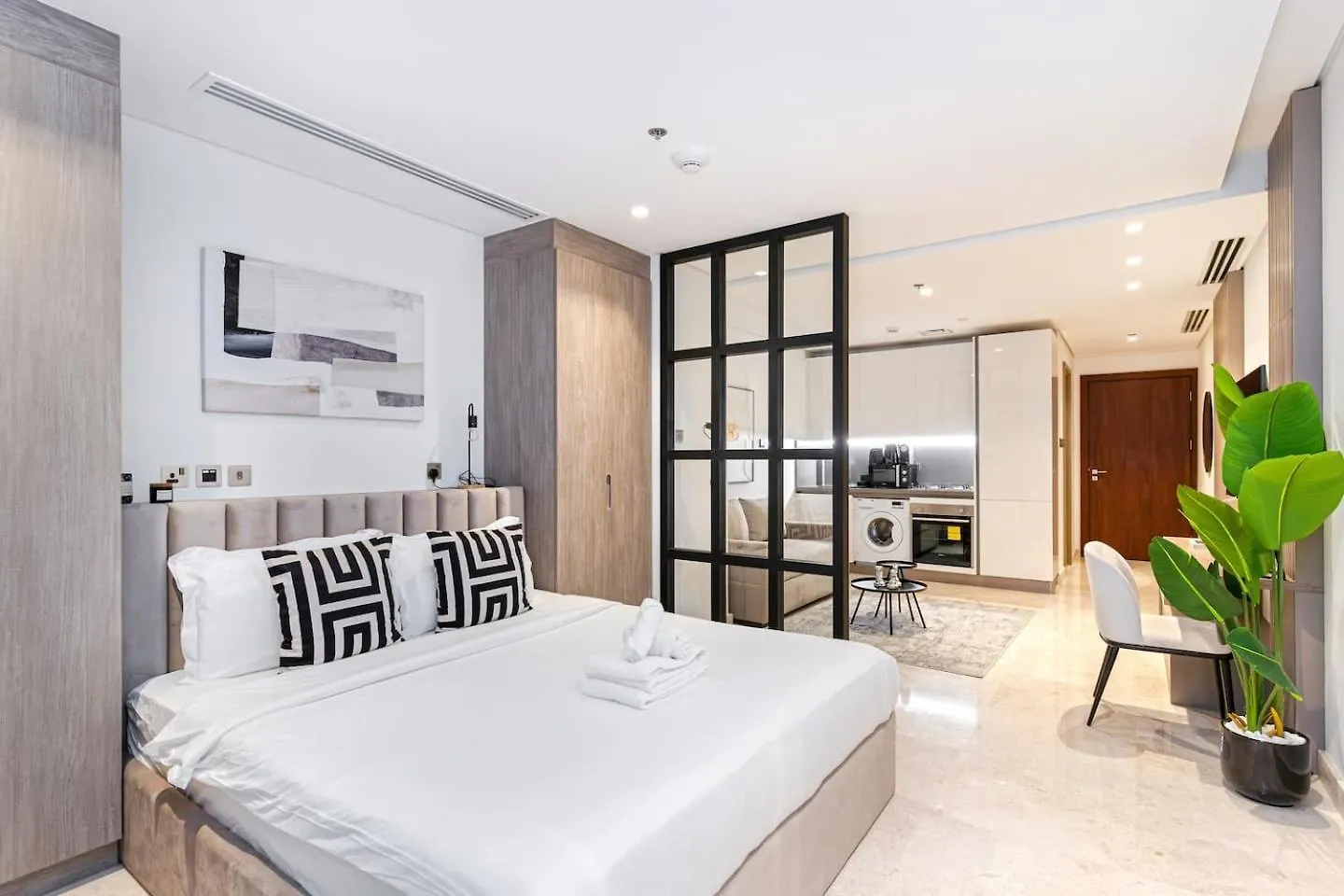 Urban Elegance New Studio Near Dubai Mall & Burj Apartment