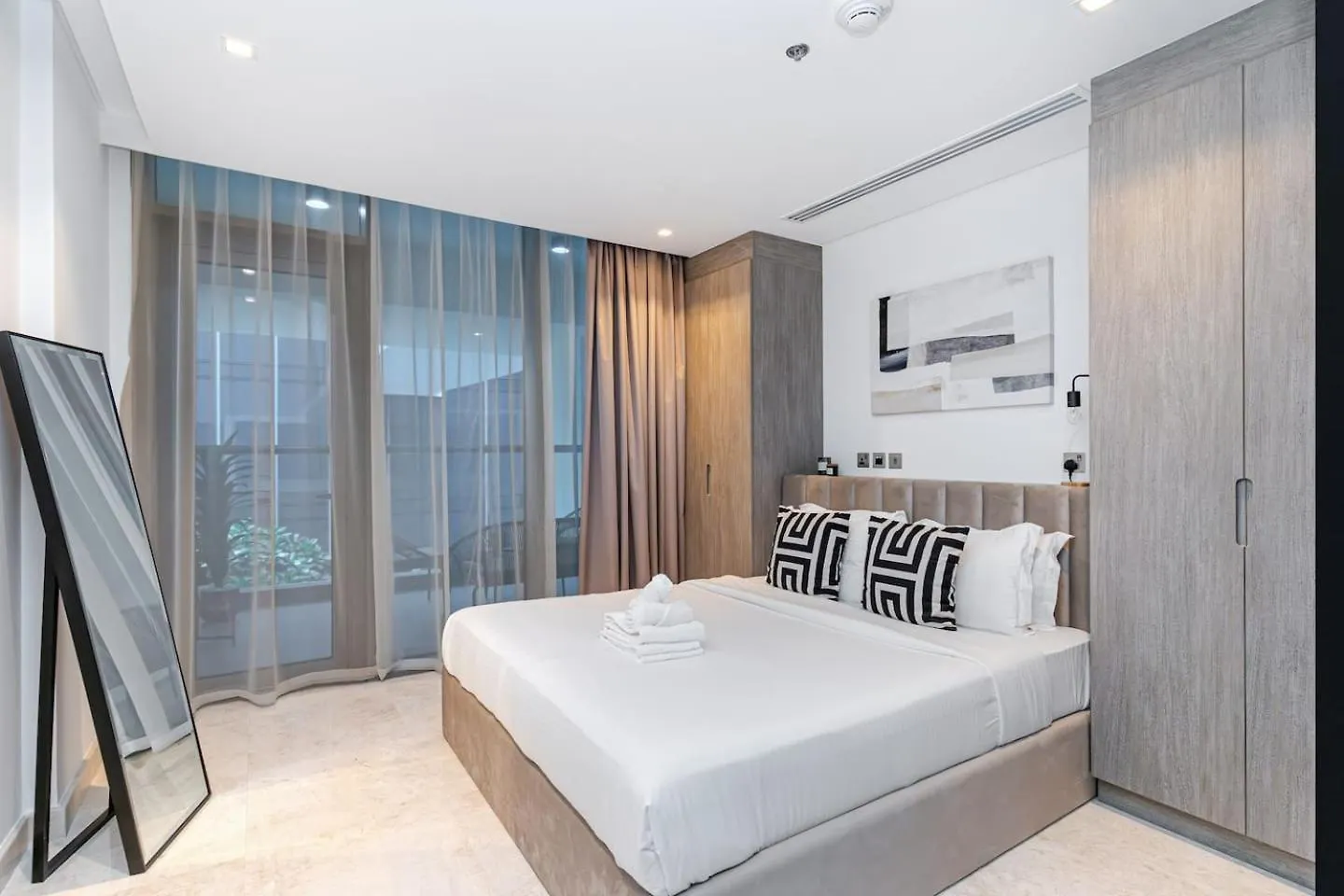 Apartment Urban Elegance New Studio Near Dubai Mall & Burj